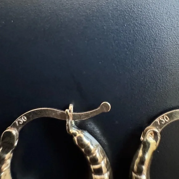 REAL 18k Gold Hoop Earrings NWOT - Picture 4 of 5